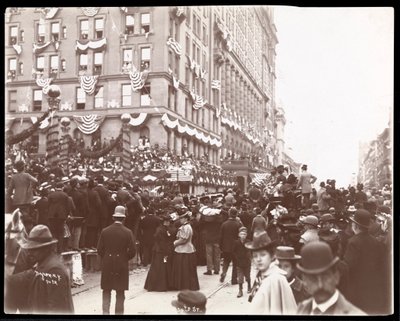 Uitzicht op de menigte bij het Waldorf Astoria Hotel op 34th Street tijdens de Dewey Parade op Fifth Avenue, New York, 1899 door Byron Company