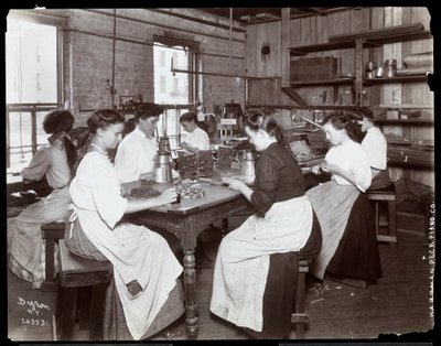 Vrouwen werken in de Hardman, Peck en Co. pianofabriek, New York door Byron Company
