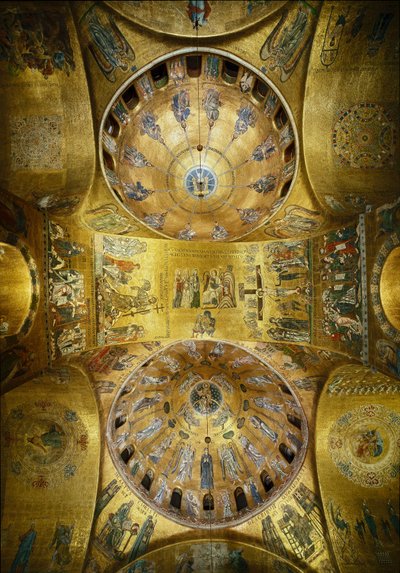 Byzantijnse architectuur: uitzicht op de koepels met mozaïeken op een gouden achtergrond die de Pinksteren (1250-1300) en de Hemelvaart (begin 13e eeuw) illustreren. Basiliek San Marco, Venetië door Byzantine