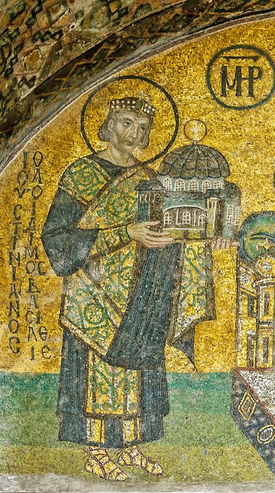 Keizer Justinianus presenteert Hagia Sophia aan de Maagd en het Kind (mozaïek) door Byzantine