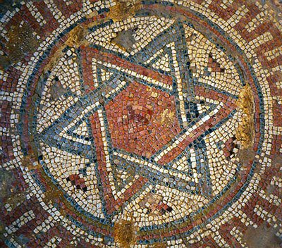 Detail van een mozaïekvloer met de Davidster uit een Byzantijnse kerk in Shiloh, Westelijke Jordaanoever, 4e eeuw AD (mozaïek) door Byzantine Byzantine