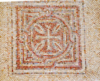 Detail van een kruis uit de mozaïekvloer van de Byzantijnse kerk in Shoham, Israël, ca. 5e eeuw AD (mozaïek) door Byzantine Byzantine