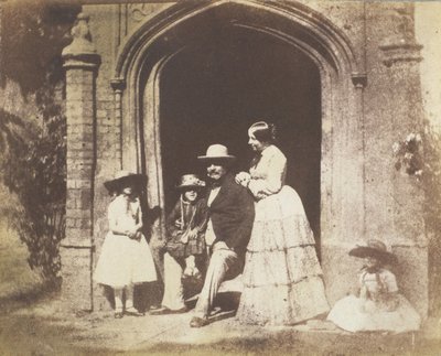 Familiegroepsportret geposeerd in deuropening, late 1840s door Calvert Jones