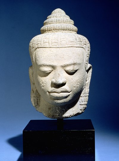 Hoofd van de Boeddha, Khmer, Cambodjaans, ca. 12e-13e eeuw (zandsteen) door Cambodian School