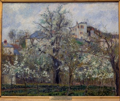 Moestuin en bloeiende bomen in de lente in Pontoise (bloeiende pruimenbomen) door Camille Jacob Pissarro