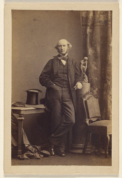[Ongeïdentificeerde man staat, hoge hoed op tafel]. door Camille Silvy