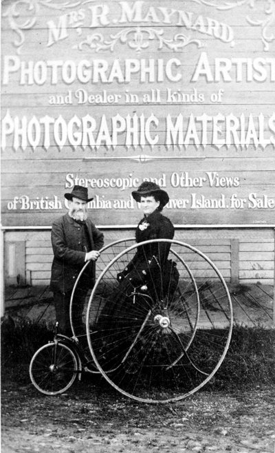 Richard en Hannah Maynard buiten de studio van mevrouw Maynard, 1880s door Canadian Photographer