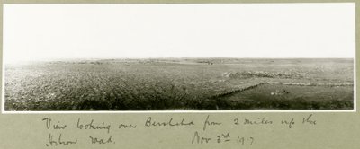 Uitzicht over Beersheba vanaf twee mijl omhoog Hebron Road, 3 november 1917 door Capt. Arthur Rhodes