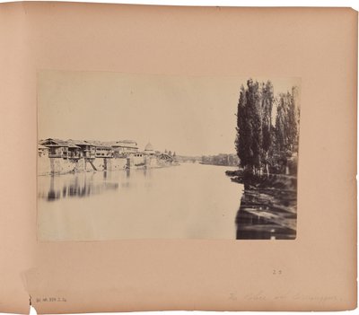 Het paleis enz. vanaf de 1e brug - Srinugur door Capt. Melville Clarke