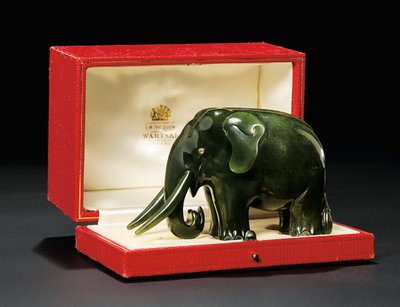 Een met juwelen versierd nefriet model van een olifant, met diamanten ogen, c.1900 door Carl Fabergé