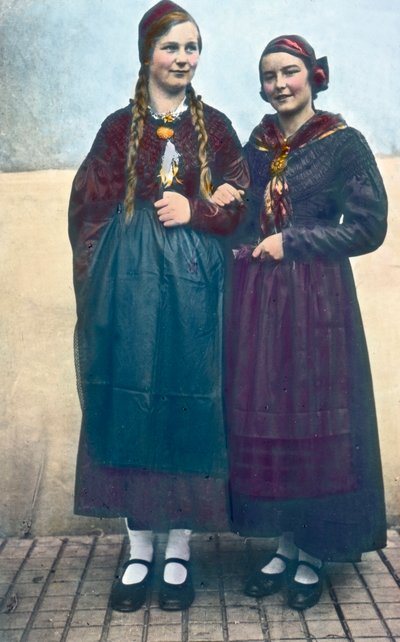 Oostenrijk, Portret van twee jonge vrouwen uit Karinthië door Carl Simon