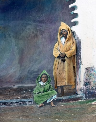 Marokko, Moorse koopman met kleine zoon door Carl Simon
