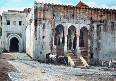 Noord-Marokko, Tanger, ingang van het Gouverneurspaleis, circa 1910. Carl Simon Archief door Carl Simon