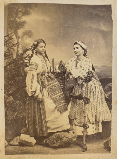 [Portret van twee Roemeense zigeunervrouwen]. door Carol Szathmari
