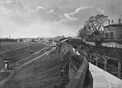 De muur en Roodee, Chester, c1896 door Catherall and Pritchard
