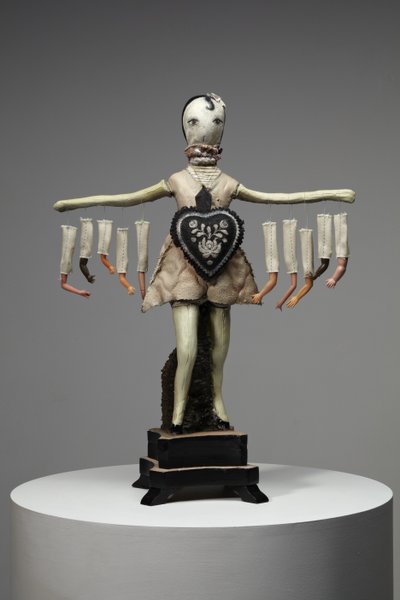 Black Heart, 2013 (hout, klei, stof, verf, poppenonderdelen) door Cathie Pilkington