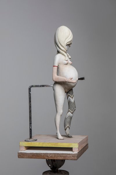 Degas Doll 1, 2017 (beschilderd hars, staal, hout) door Cathie Pilkington