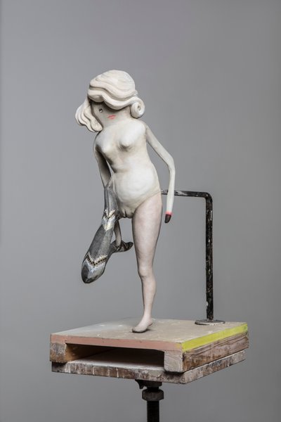 Degas Doll 2, 2017 (beschilderd hars, staal, hout) door Cathie Pilkington