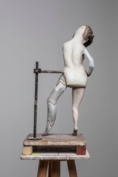 Degas Doll 3, 2017 (beschilderd hars, staal, hout) door Cathie Pilkington