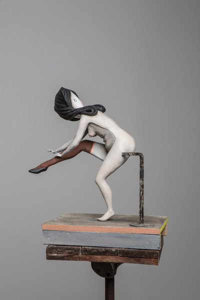 Degas Doll 5, 2017 (beschilderd hars, staal, hout) door Cathie Pilkington