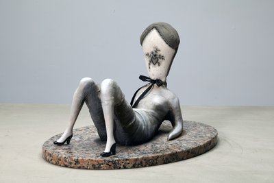 Dirty Love Pillow, 2014 (stof, klei, verf op graniet) door Cathie Pilkington