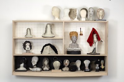 Hoofdkoffer, 2016 (gips, hout, leer, deken, viltstift, olieverf, stof, spiegels, pegboard, MDF) door Cathie Pilkington