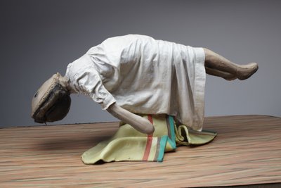 Zwevende pop, 2010 (hout, staal, klei, stof, lino, verf) door Cathie Pilkington