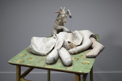 Moeder, 2010 (hout, deken, stro, klei, lino, staal, verf) door Cathie Pilkington