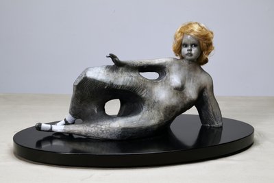 Noordelijk landschap, 2014 (gepatineerd brons, synthetische pruik) door Cathie Pilkington