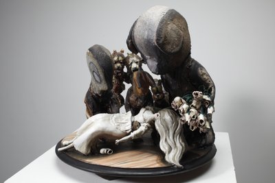 Sneeuwwitje, 2010 (hout, lino, gips, klei, stof, verf) door Cathie Pilkington