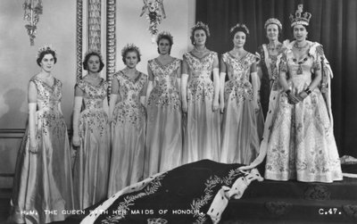 HM Koningin Elizabeth II met haar ere-dames, De Kroning, 2 juni 1953 door Cecil Beaton