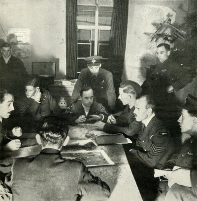 Ondervraging van luchtbemanningen, W.A.A.F. helpt bij dit werk, ca. 1943 door Cecil Beaton