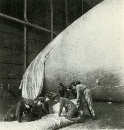 Reparatie van barrageballonnen, c1943 door Cecil Beaton