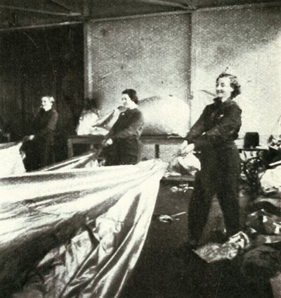Reparatie van ballonnen door Cecil Beaton