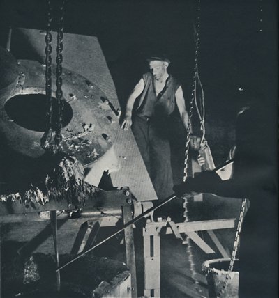 Werker in een vliegtuigfabriek bij de voorbereiding van legering, 1941 door Cecil Beaton