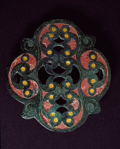 Keltische kunst: doorboorde bronzen plaat met emaille inleg. 1e eeuw na Christus. Uit Paillard (Oise). Breteuil, archeologisch museum door Celtic