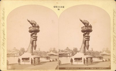 Kolossale hand en fakkel, Vrijheid, Centennial Exhibition, Philadelphia door Centennial Photographic Co.