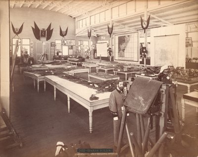 Interieur van het Spaanse regeringsgebouw, in het Spaanse gedeelte van de Centennial Exposition door Centennial Photographic Co.