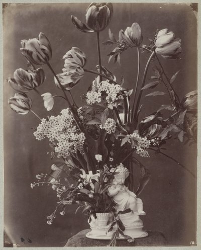 Bloemstudie in vaas met kindfiguur door Charles Aubry (manner of)