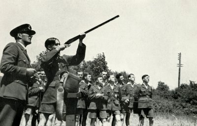 RAF-personeel leert schieten tijdens de Tweede Wereldoorlog, 1941 door Charles Brown