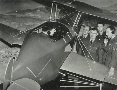 RAF-personeel leert vliegen in een vluchtsimulator tijdens de Tweede Wereldoorlog, 1941 door Charles Brown