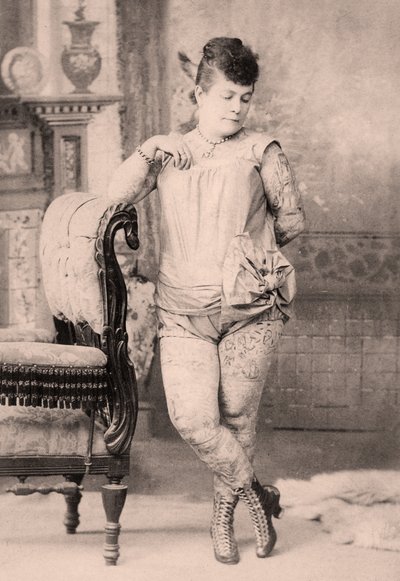 Portret van Nora Hilderbrandt de getatoeëerde vrouw, ca. 1896 door Charles Eisenmann