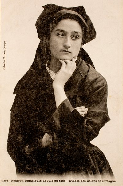 Oude ansichtkaart Jong meisje van het eiland Sein Finistere Bretagne Frankrijk door Augustus Kollner