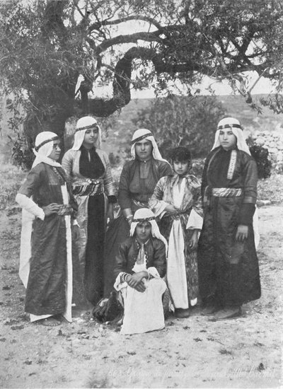 Groep Drusische dames, ca 1913 door Charles J. S. Makin