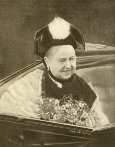 Koningin Victoria glimlachend, net een boeket bloemen geaccepteerd, Isle of Wight, ca. 1887 (zw/w foto) door Charles Knight