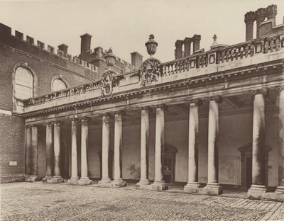 Hampton Court Palace, Colonnade naar de Koningsingang door Charles Latham