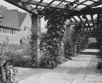 Kijkend naar het Noorden langs de Pergola door Charles Latham