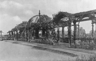 Ingezakte Croquet Lawn en Oostpergola door Charles Latham