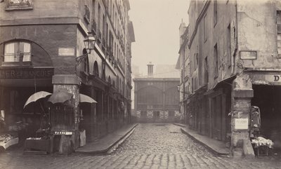 Rue du Contrat-Social, de la rue de la Tonnellerie, 1864-1865 door Charles Marville