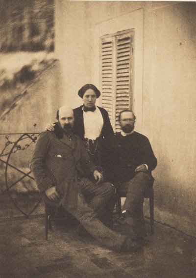 Portret van Rachel Félix en twee niet-geïdentificeerde mannen op een balkon door Charles Nègre